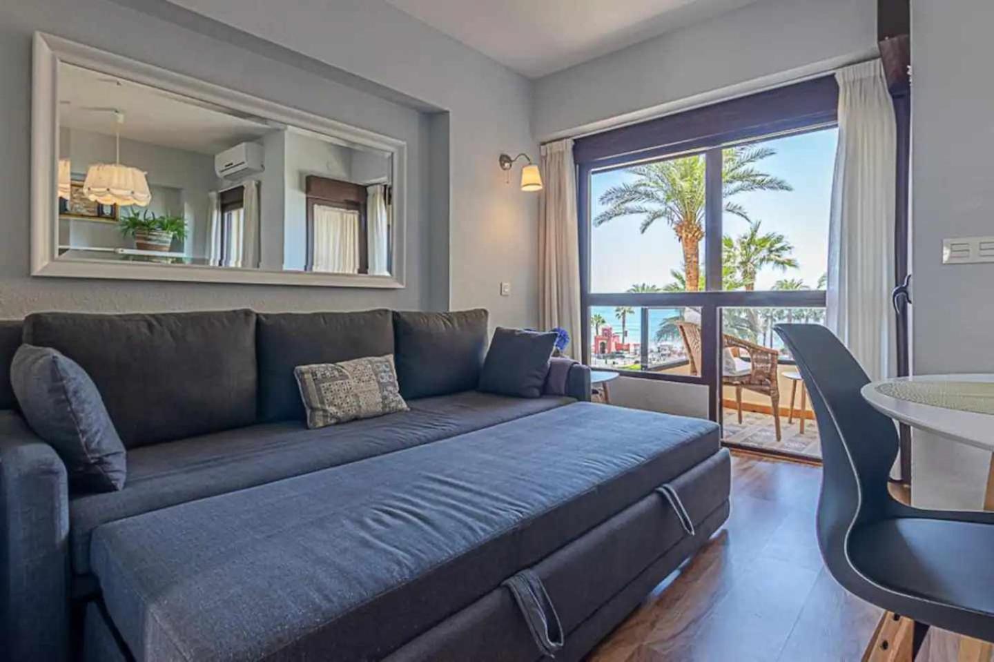 Encantador Apartamento En Primera Linea De Playa Benalmádena Exterior photo