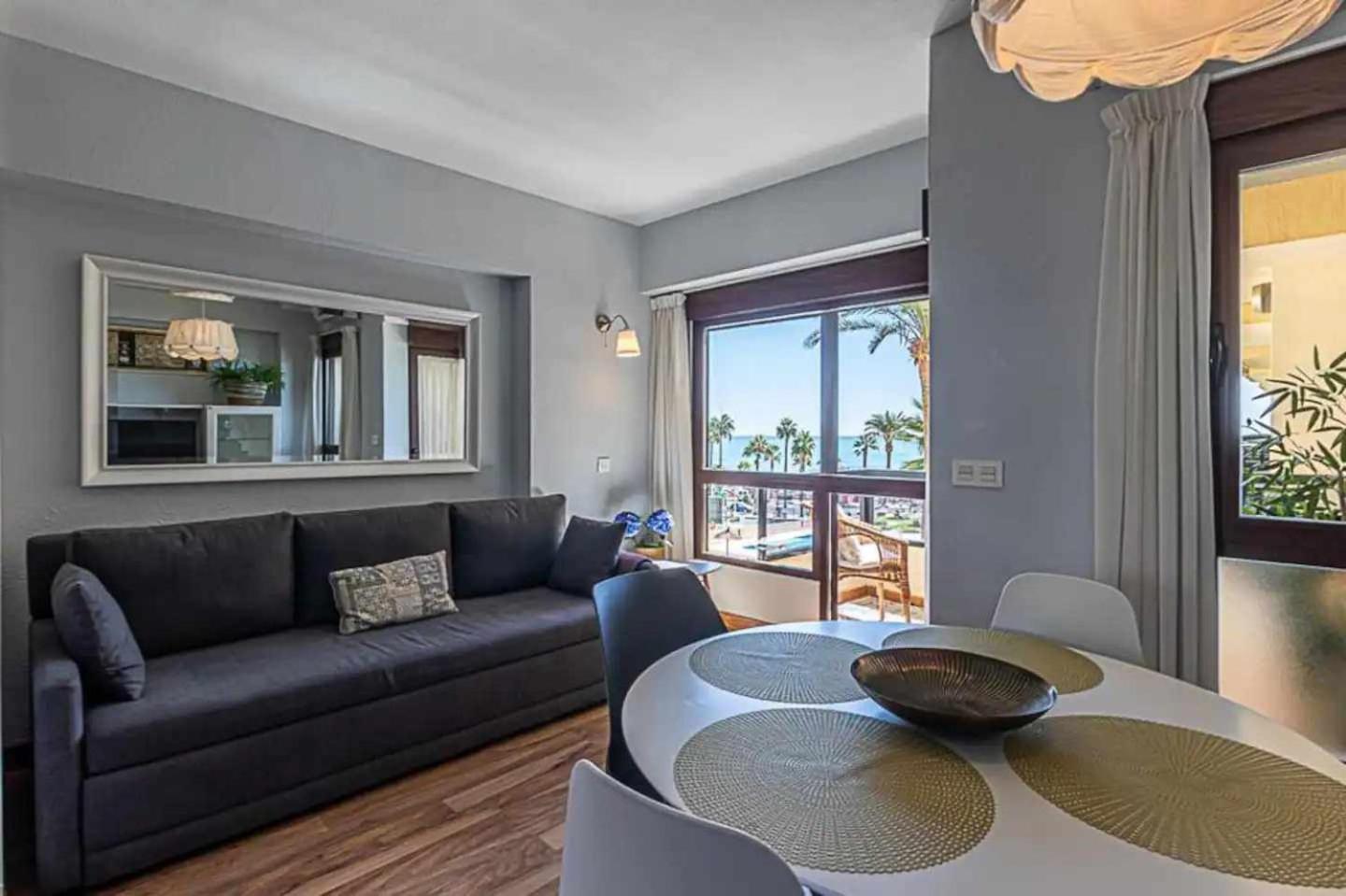 Encantador Apartamento En Primera Linea De Playa Benalmádena Exterior photo